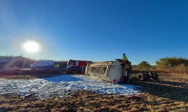 Fallece el conductor de un camión volcado en Niebla