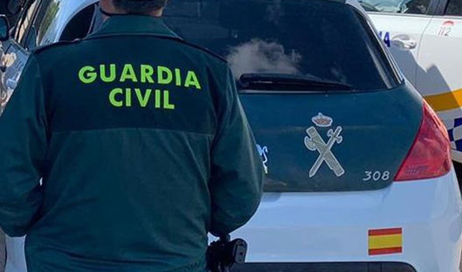 Fallece un hombre al volcar su coche en Almonte