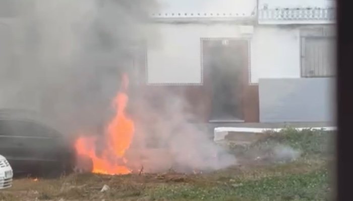 Extinguen el incendio de un coche en un solar de El Higueral
